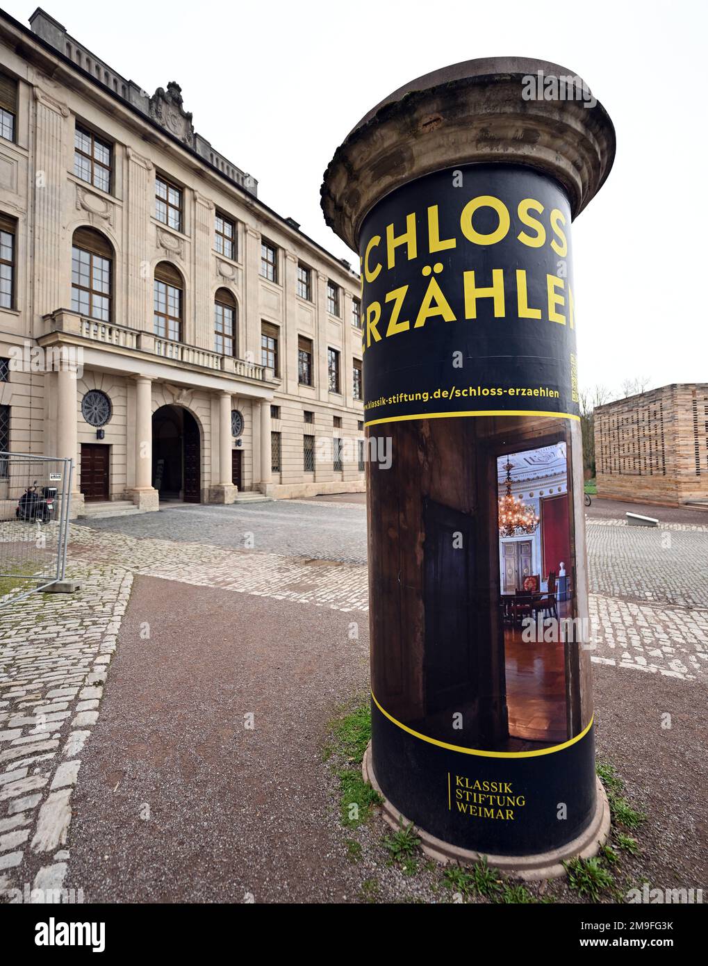 Weimar, Deutschland. 18. Januar 2023. Auf der Werbesäule vor dem Residenzschloss steht "Schloss erzählen". Seit September 2022 begleitet die Klassik Stiftung Weimar die Restaurierung und programmatische Neuausrichtung ihres größten Gebäudes mit einem künstlerischen Projekt namens Schloss erzählen. Kredit: Martin Schutt/dpa/Alamy Live News Stockfoto