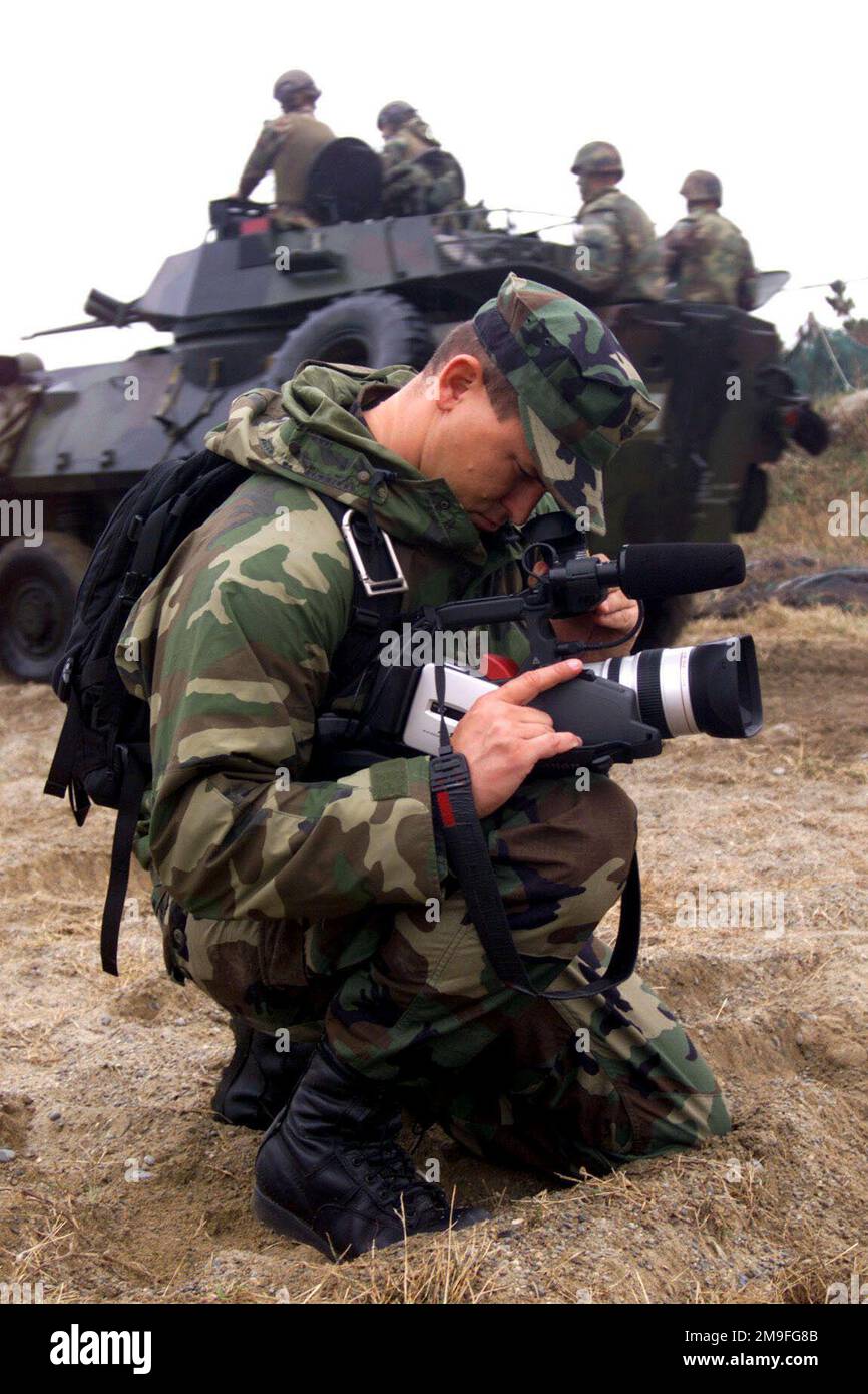 US Navy Photographer's Mate 2. Class David Gallant, Pacific Fleet Combat Camera Group, San Diego, Kalifornien, filmt den kombinierten amphibischen Strandangriff am Tak San Ri Beach nahe Pohang, Südkorea, zur Unterstützung des FOHLEN EAGLE 2000. FOAL EAGLE ist die größte Joint and Combined Field Training-Übung, die jährlich in Südkorea von Oktober 25. bis November 3. durchgeführt wird. Etwa 25.000 US-Truppen (nicht abgebildet) werden an der Übung teilnehmen, darunter aktive Dienst-, Reserve- und Nationalgarde-Truppen von Stützpunkten in den Vereinigten Staaten und anderswo im Pazifik. Die Übung zeigt Stockfoto