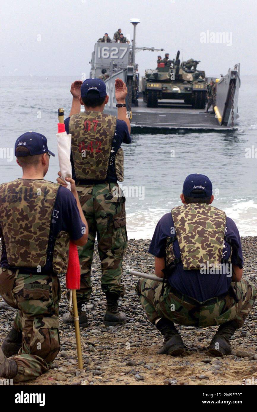Die Republik Korea Forces Beach Masters leiten einen US-Staat Navy Landing Craft (LCU) von Okinawa, Japan, bis zum Ufer während des kombinierten amphibischen Strandangriffs am Tak San Ri Beach in der Nähe von Pohang, Südkorea, zur Unterstützung des FOHLEN EAGLE 2000. FOAL EAGLE ist die größte Joint and Combined Field Training-Übung, die jährlich in Südkorea von Oktober 25. bis November 3. durchgeführt wird. Etwa 25.000 US-Truppen werden an der Übung teilnehmen, darunter aktive Dienst-, Reserve- und Nationalgarde-Truppen von Stützpunkten in den Vereinigten Staaten und anderswo im Pazifik. Die Übung zeigt die USA und den Süden Stockfoto
