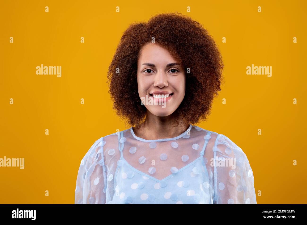 Studiofoto einer dunkelhaarigen, süßen jungen Frau Stockfoto