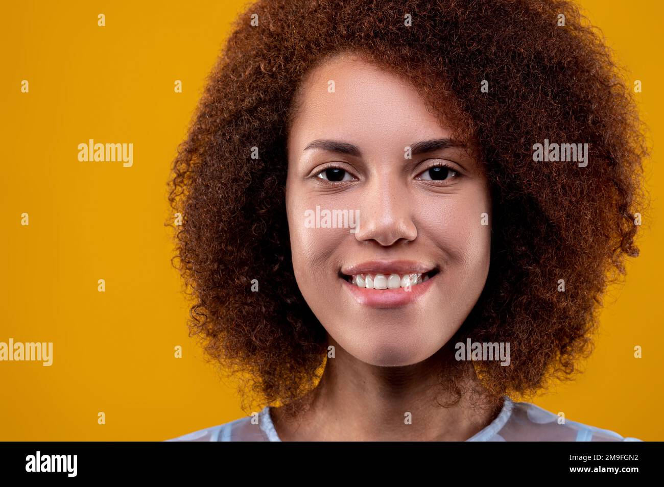 Studiofoto einer dunkelhaarigen, süßen jungen Frau Stockfoto