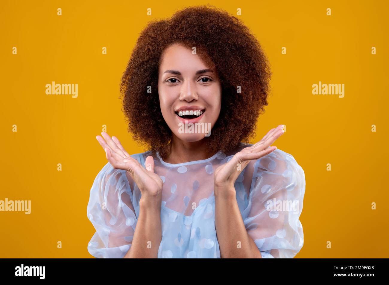 Studiofoto einer dunkelhaarigen, süßen jungen Frau Stockfoto
