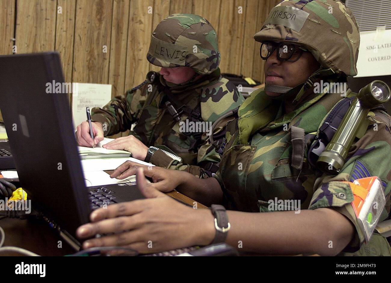 TANGELIA Mason, 172. Air Logistics Wing (ALW) Jackson, Mississippi, und TSGT Bruce Lewis, 157. Aerial Betankung Wing (ARW) Salt Lake, Utah, verwenden Laptops im Mississippi National Guard Combat Training Center während DER GENERALÜBUNG DES INSPEKTORS-5. Ziel der Übung ist es, die Einsatzbereitschaft der militärischen Einheiten für die Dislozierung und den Einsatz an einem vorderen Standort zu bewerten. Betrifft Operation/Serie: GENERALINSPEKTEUR ÜBUNG-5 Basis: Mississippi Ang Center Bundesstaat: Mississippi (MS) Land: Vereinigte Staaten von Amerika (USA) Stockfoto