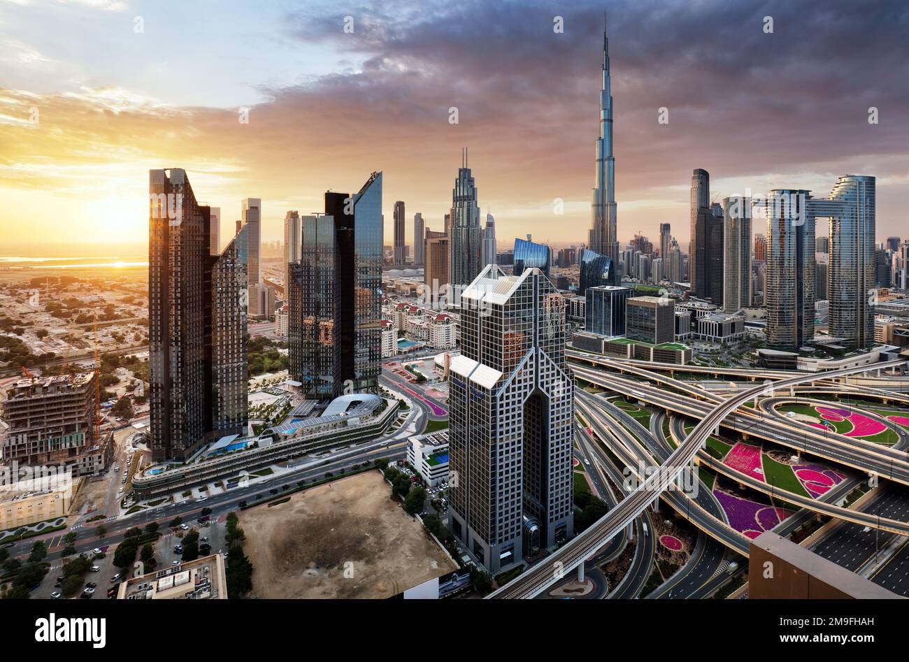 Dramatischer Sonnenaufgang über der Skyline von Dubai mit Burj Khalifa und luxuriösen Wolkenkratzern, Vereinigte Arabische Emirate Stockfoto