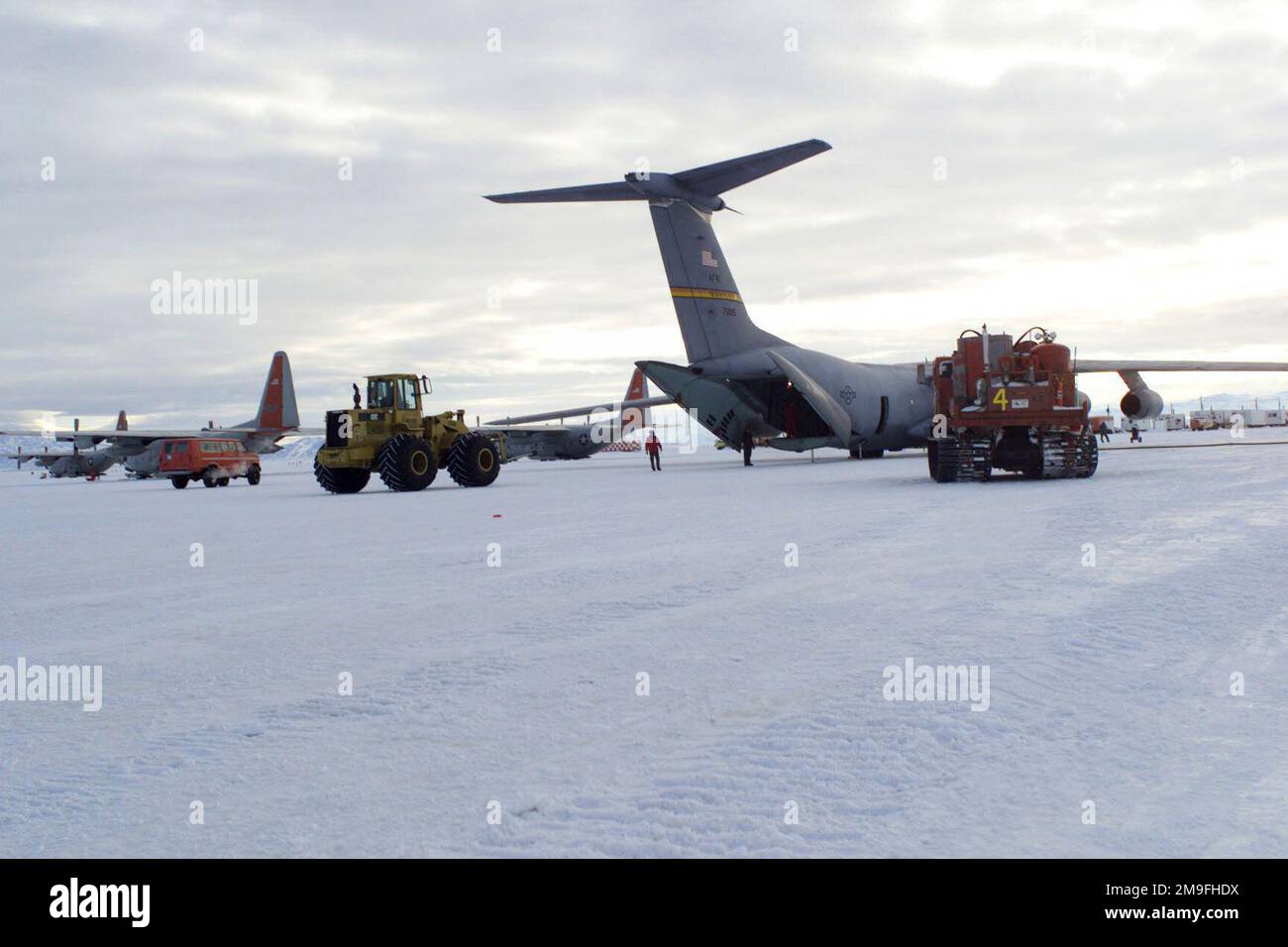 Aufnahme des ersten C-141C-Starlifter-Flugzeugs vom 452. Air Mobility Wing, March Air Reserve Base, Kalifornien, das auf dem Eis am McMurdo Station, Antarktis, landete, um die Operation DEEP FREEZE zu unterstützen. Betreff Operation/Serie: TIEFKÜHLBASIS: McMurdo Station Country: Antarktis (ATA) Stockfoto