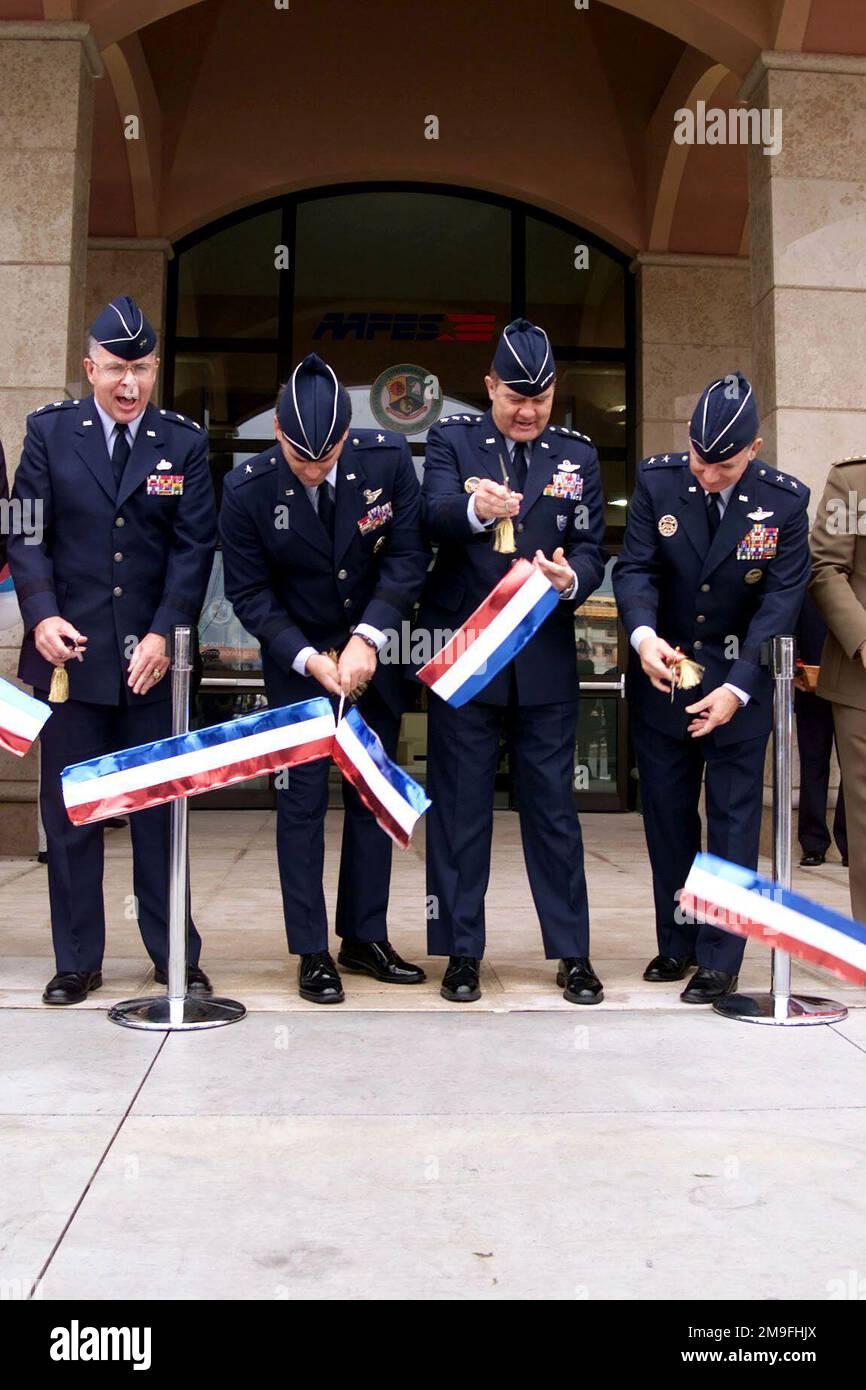 Von L nach R; Generalmajor der US-Luftwaffe Robert J. Courter, Jr., Direktor der Deca (Defense Commissary Agency), USAF-Brigadegeneral Dan Darnell, Befehlshaber des 31. Kampfflügels, Luftwaffenstützpunkt Aviano, Italien, MGEN Charles J. Wax, Befehlshaber der AAFES (Armee- und Luftwaffenaustauschdienst) Und Generalleutnant Ronald E. Keys, Kommandant der 16. Luftwaffe, bereiten Sie sich vor, das Band der neuen Börse und Kommission am 7. November 2000 zu durchtrennen. Das neue Werk verfügt über eine Fläche von 45.000sq Fuß, was etwa der dreifachen Größe des alten Werks entspricht. Stützpunkt: Luftwaffenstützpunkt Aviano Staat: Pordenone Land: Italien (ITA) Stockfoto
