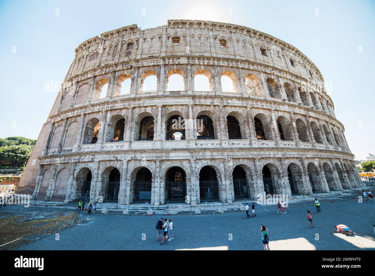 ROM, ITALIEN - 29. JUNI 2019: Kolosseum in Rom, Italien. Besucher besuchen das berühmte Kolosseum im Zentrum von Rom. Stockfoto