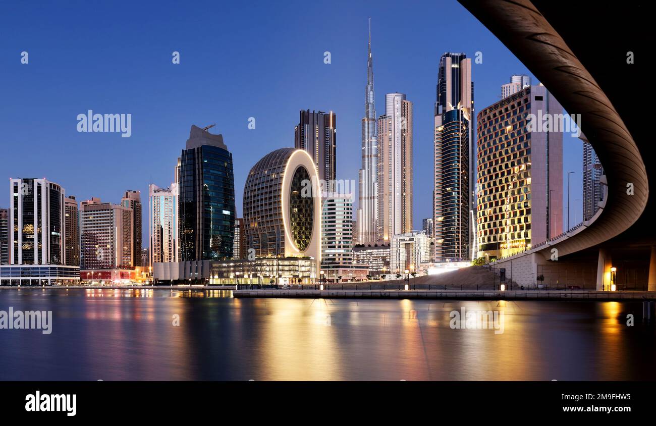 Panaroma von Dubai Skyline mit Burj khalifa und anderen Wolkenkratzern bei Nacht von Al Jadaf Waterfront; Vereinigte Arabische Emirate Stockfoto