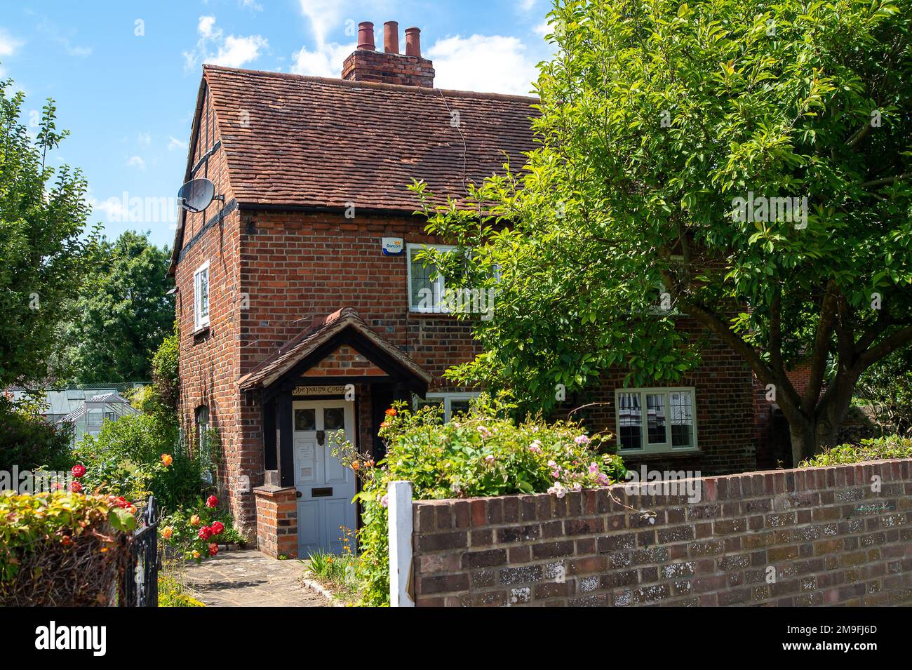 Cookham, Berkshire, Großbritannien. 26. Juni 2022. Eine hübsche Hütte im Dorf Cookham. Kredit: Maureen McLean/Alamy Stockfoto