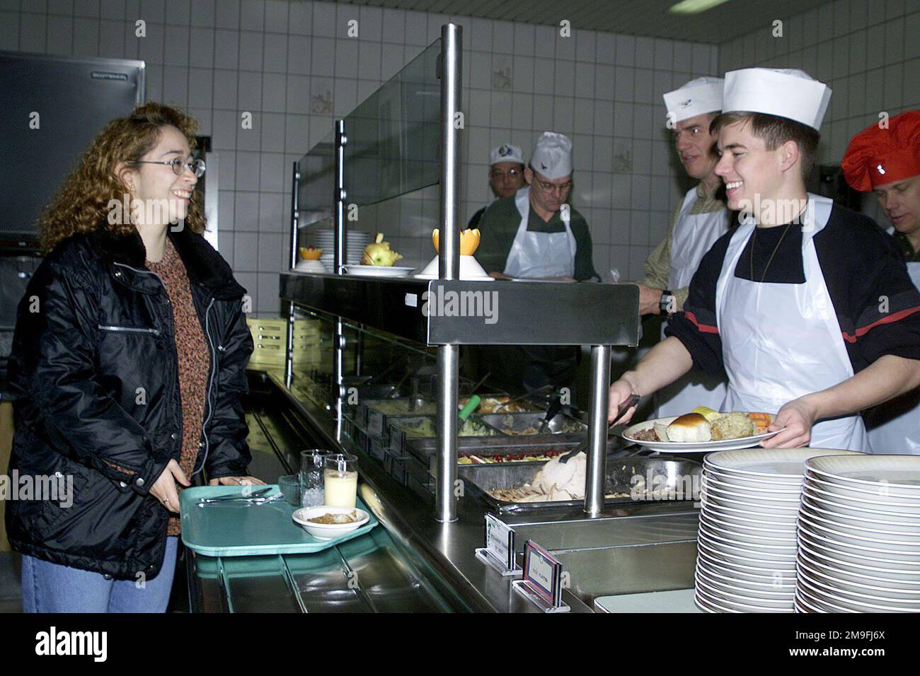 DER US Air Force AIRMAN First Class Dellana Perez wird ein Thanksgiving-Essen in der Mosel Dining Hall, Spangdahlem Air Base, Deutschland, serviert. Spangdalems Gruppe und Geschwaderkommandanten sowie der erste Sergeant zeigten ihre Dankbarkeit für die Arbeit und das Engagement der Wings Airmen, indem sie das Weihnachtsessen servierten. Gelistet (von vorne nach hinten) Daniel Hoffman, Brigadegeneral der US-Luftwaffe Donald Hoffman, 52. Befehlshaber der Kampfflugzeuge, Oberst Gregg Sanders, 52. Befehlshaber der Unterstützungsgruppe, und OBERST Joe B. Drane III, 52. Befehlshaber der medizinischen Gruppe, des Luftwaffenstützpunkts Spangdahlem, Deutschland. Betreffbetrieb/Serie: L Stockfoto