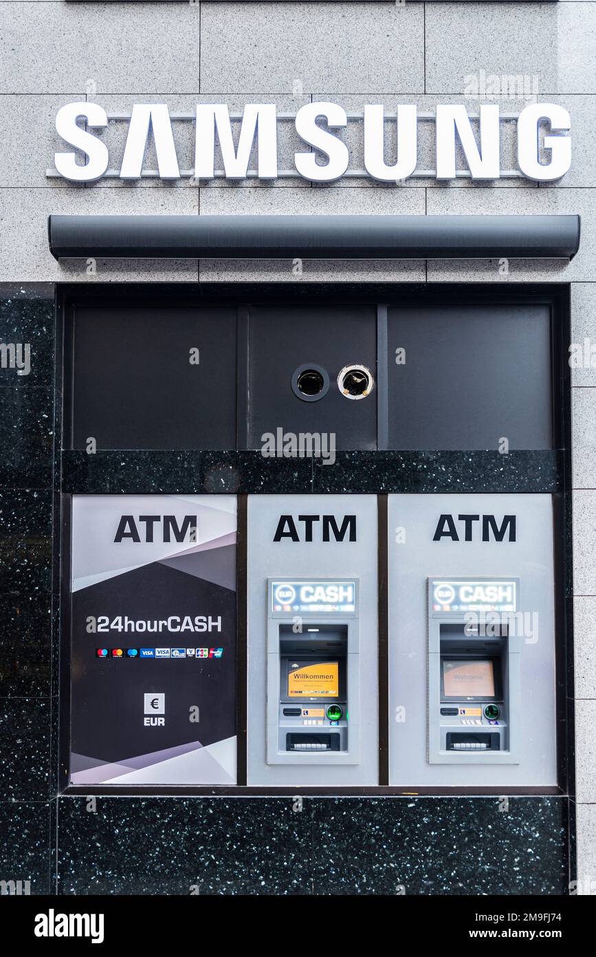 Wien, Österreich - 14. Oktober 2022: ATM und Samsung-Schild auf einer Straße in Innere Stadt, Wien, Österreich Stockfoto