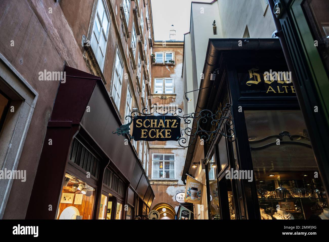 Wien, Österreich - 14. Oktober 2022: Schmale Einkaufsstraße in Innere Stadt, Wien, Österreich Stockfoto