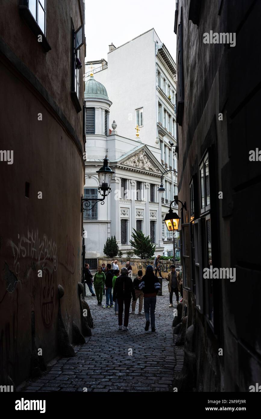 Wien, Österreich - 14. Oktober 2022: Schmale Straße mit Menschen in Innere Stadt, Wien, Österreich Stockfoto