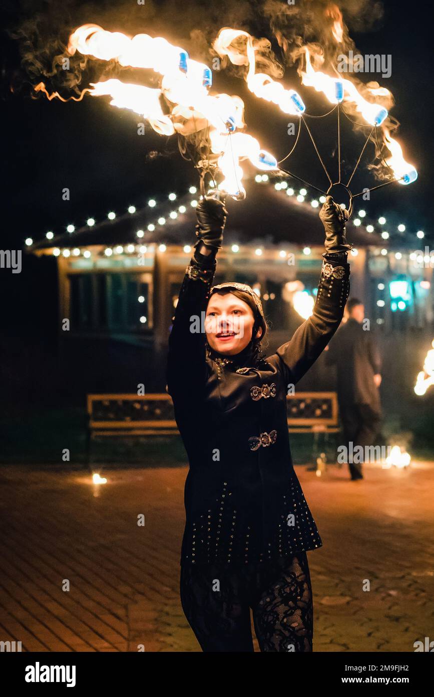 SEMIGORYE, OBLAST IVANOVO, RUSSLAND - 28. APRIL 2017: Feuershow mit brennenden glitzernden Fackeln von professionellen Künstlern in Kostümen Stockfoto