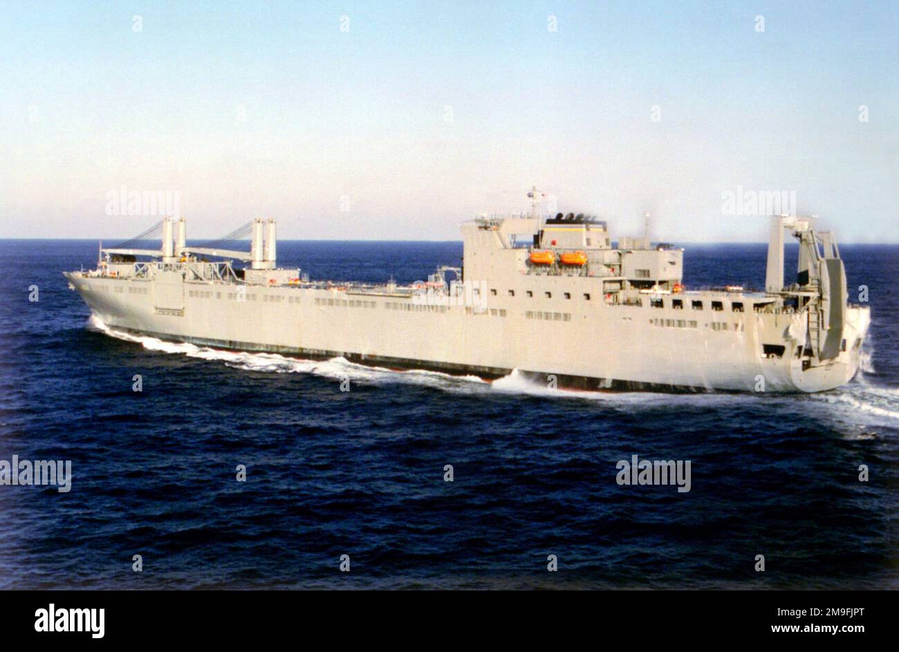 Niedrig schräge Hafenansicht (abseits der Mittellinie) des strategischen Schwerhubschiffs der Bob-Hope-Klasse USNS MENDONCA (T-AKR 303) auf See, das auf dem Weg ist. Land: Golf Von Mexiko Stockfoto