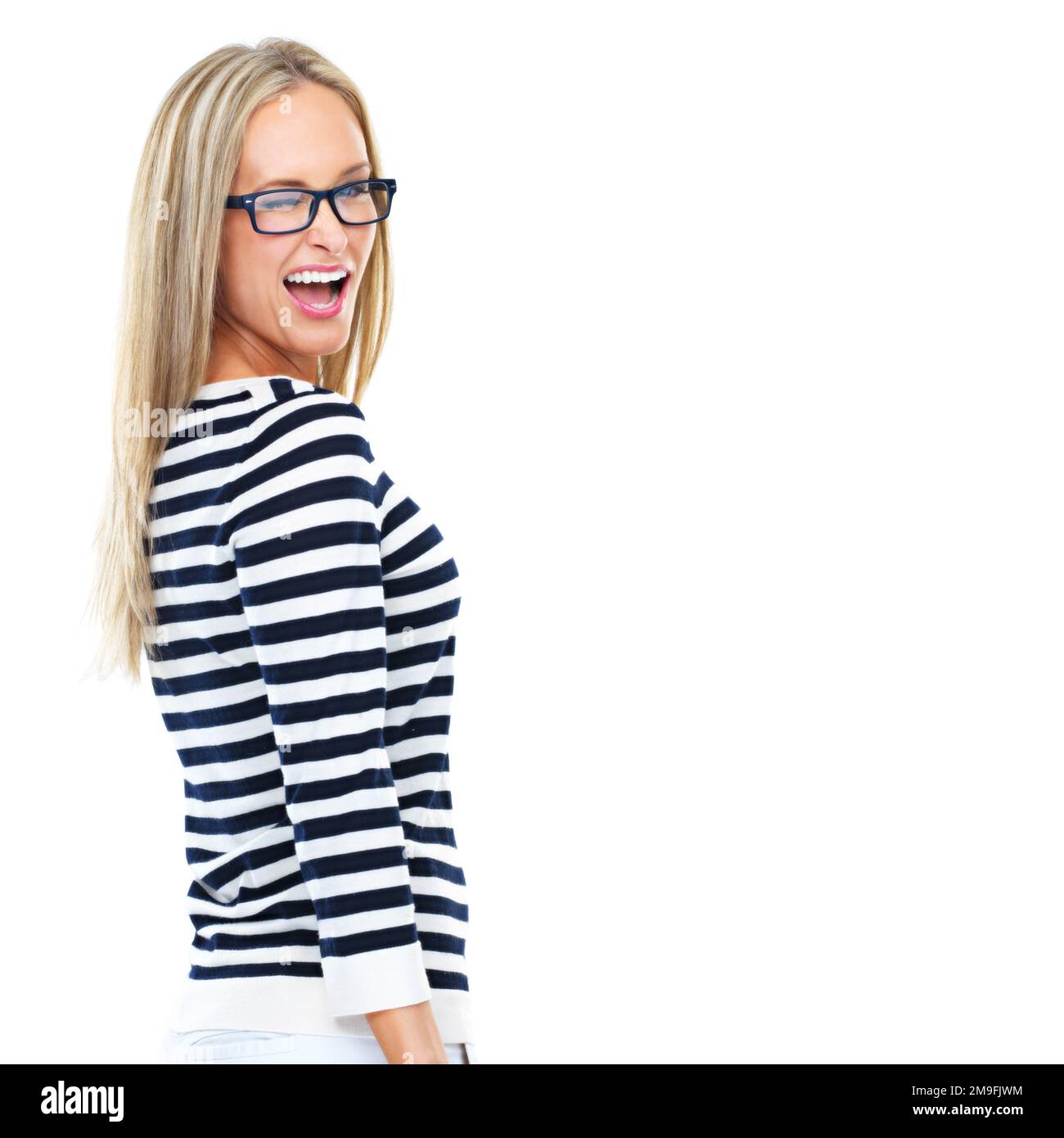 Frau, Studio und Brille zum Zwinkern, Lächeln und lustiges Gesicht mit Glück auf weißem Hintergrund. Isoliertes Modell, glücklich und mit Mode flirten Stockfoto