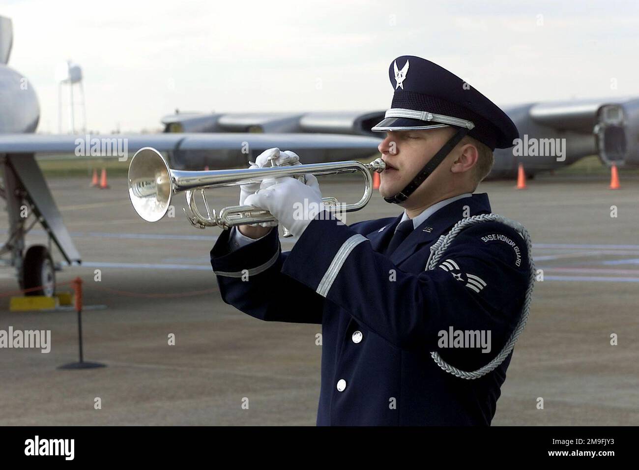 Ein Mitglied der Dover Air Force Base Honor Guard spielt während der Pearl Harbor Day Remembrance im Air Mobility Command (AMC) Museum, Dover Air Force Base, Delaware. Basis: Luftwaffenstützpunkt Dover Bundesstaat: Delaware (DE) Land: Vereinigte Staaten von Amerika (USA) Stockfoto