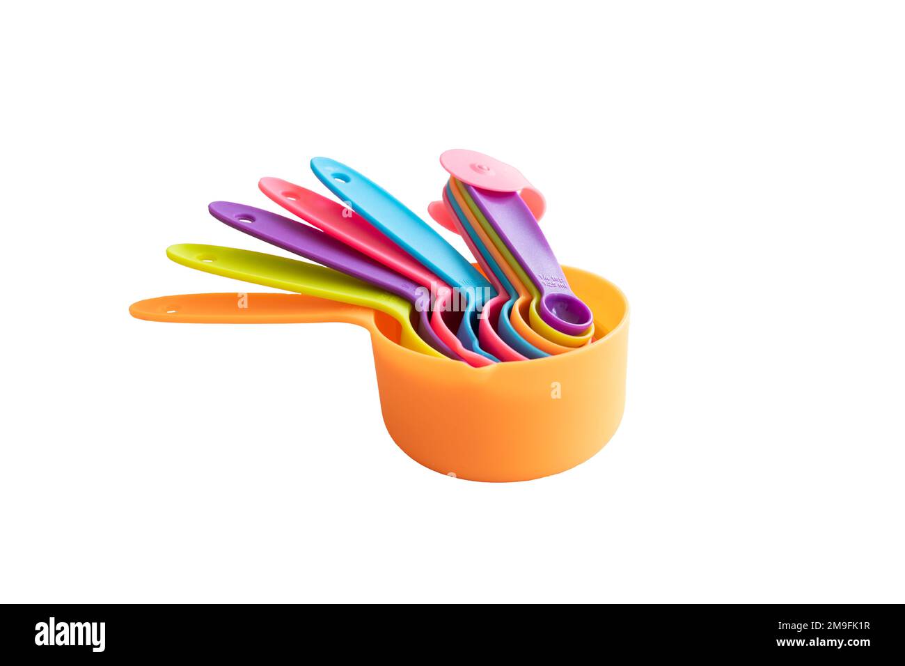 Messlöffel, bunte Messlöffel zum Kochen in der Küche, isoliert auf weißem Hintergrund. Stockfoto