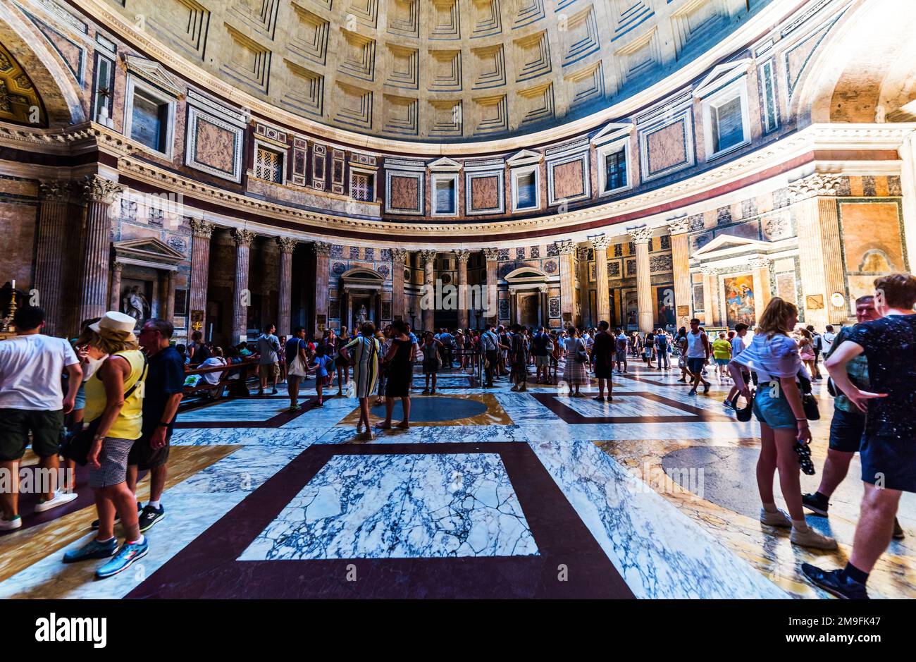 ROM, ITALIEN - 30. JUNI 2019: Innenansicht des PANTHEON (antiker römischer Tempel) im Zentrum von Rom. Menschen besuchen das Pantheon in Rom, Italien. Stockfoto