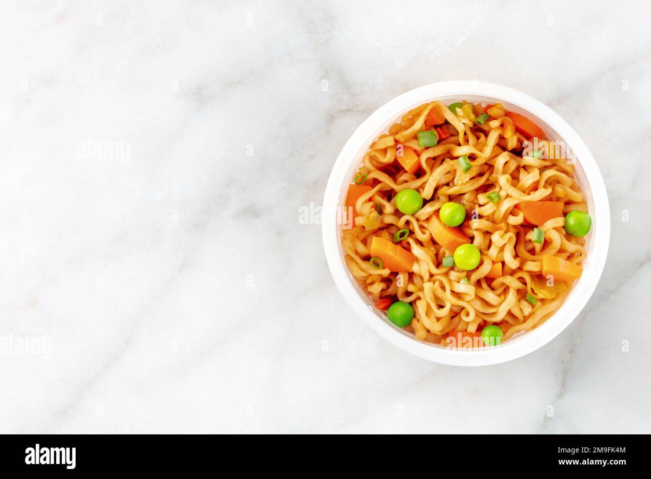 Ramen-Tasse, Instant-Soba-Nudeln in einem Plastikbecher mit Gemüse, von oben mit Kopierraum geschossen Stockfoto