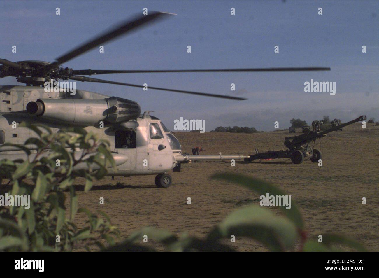 Ein Frachthubschrauber des US Marine Corps, CH-53E, aus dem Marine Helicopter Squadron 268, Third Marine Air Wing, landet in Camp Pendleton, Kalifornien, nachdem er vier M198 mittelschwere Haubitzen für eine Übung transportiert hat, die von Battery 'R', Fünftes Bataillon, Elfte Marines durchgeführt wurde. Basis: Marine Corps Basislager Pendleton Bundesstaat: Kalifornien (CA) Land: Vereinigte Staaten von Amerika (USA) Stockfoto