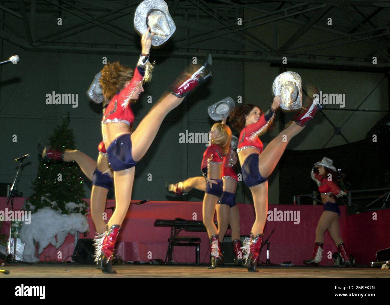 Die Cheerleaders der Dallas Cowboys treten am 17. 2000. Dezember auf der Secretary of Defense Holiday Tour 2000 in Hangar 3 auf dem Luftwaffenstützpunkt Ramstein auf. Stützpunkt: Luftwaffenstützpunkt Ramstein Bundesland Rheinland-Pfalz Land: Deutschland / Deutschland (DEU) Stockfoto