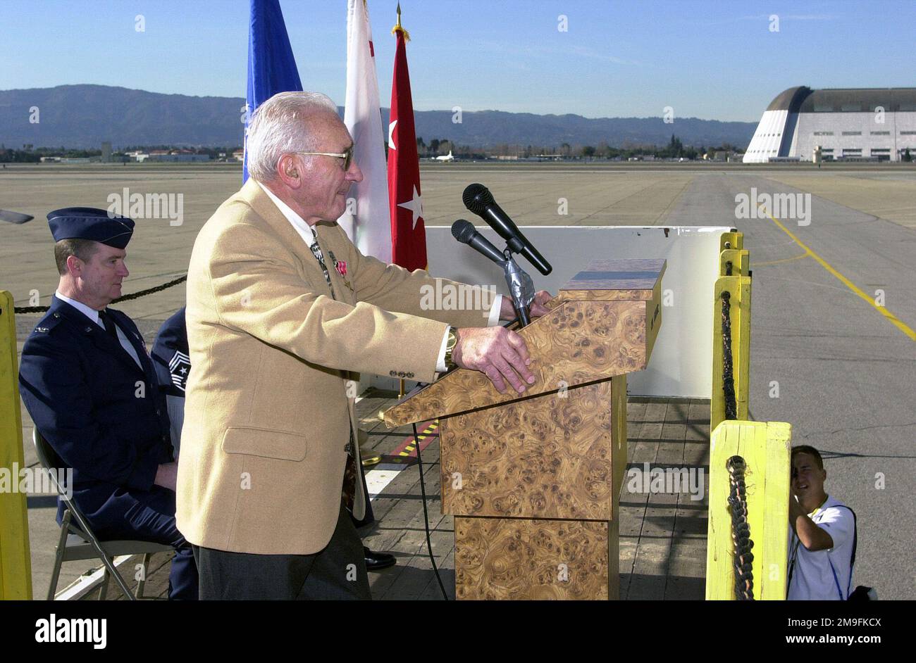 Der Veteran des Zweiten Weltkriegs und ehemalige Army Air Corps, Lieutenant Richard Hank Sciaroni, spricht mit den Mitgliedern des 129. Rescue Wing und versammelt Gäste, nachdem er den Bronze Star von der US-Vertreterin Anna G. Esho vom 14. Congressional District, Kalifornien, erhalten hatte. Rep. Eshoo war maßgeblich an der Verleihung von LT beteiligt. Sciaroni, der Bronzestern, für seine Taten während des Krieges. LT. Sciaronis war Navigator auf einer B-24, die über Deutschland abgeschossen wurde. Er führte drei seiner anderen Besatzungsmitglieder nach mehr als zwei Wochen hinter feindlichen Linien in Sicherheit. LT. Sciaroni wurde nie die meda verliehen Stockfoto