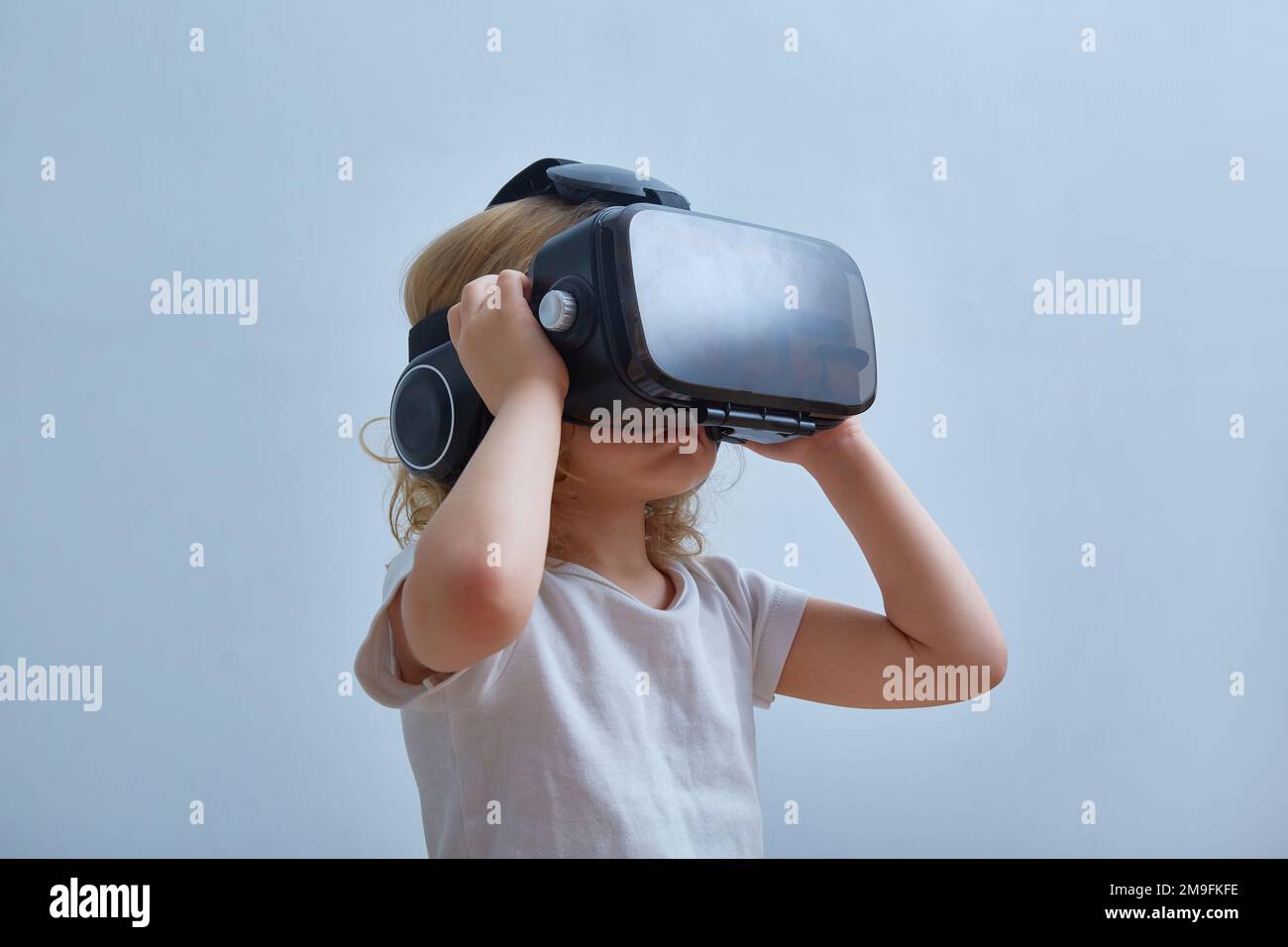 Kind mit Virtual-Reality-Headset. Innovationstechnologie und Bildungskonzept. Speicherplatz kopieren. Stockfoto