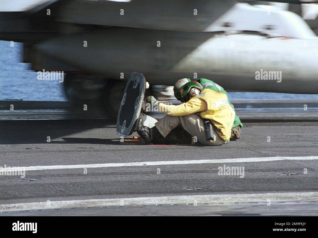 Die Besatzungsmitglieder des Cockpits machen sich bereit, als FA-18C Super Hornet von Fighter Attack Squadron 105 (VFA-105) während des Flugbetriebs vom Deck der USS HARRY S. TRUMAN (CVN 75) gestartet wird. Truman ist auf dem Weg zum Persischen Golf, um die SÜDWACHE von Operaton zu unterstützen. Betreff Betrieb/Serie: SÜDLICHE WACHSTATION: USS Harry S. Truman (CVN 75) Stockfoto