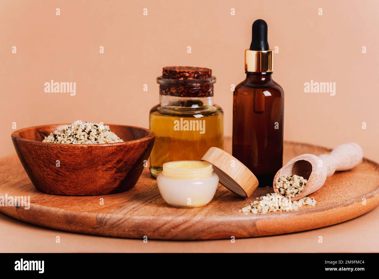 Hanfsamenöl, kosmetisches Serum und Sahne. Natürliche Cannabisprodukte für die Gesundheit. Stockfoto