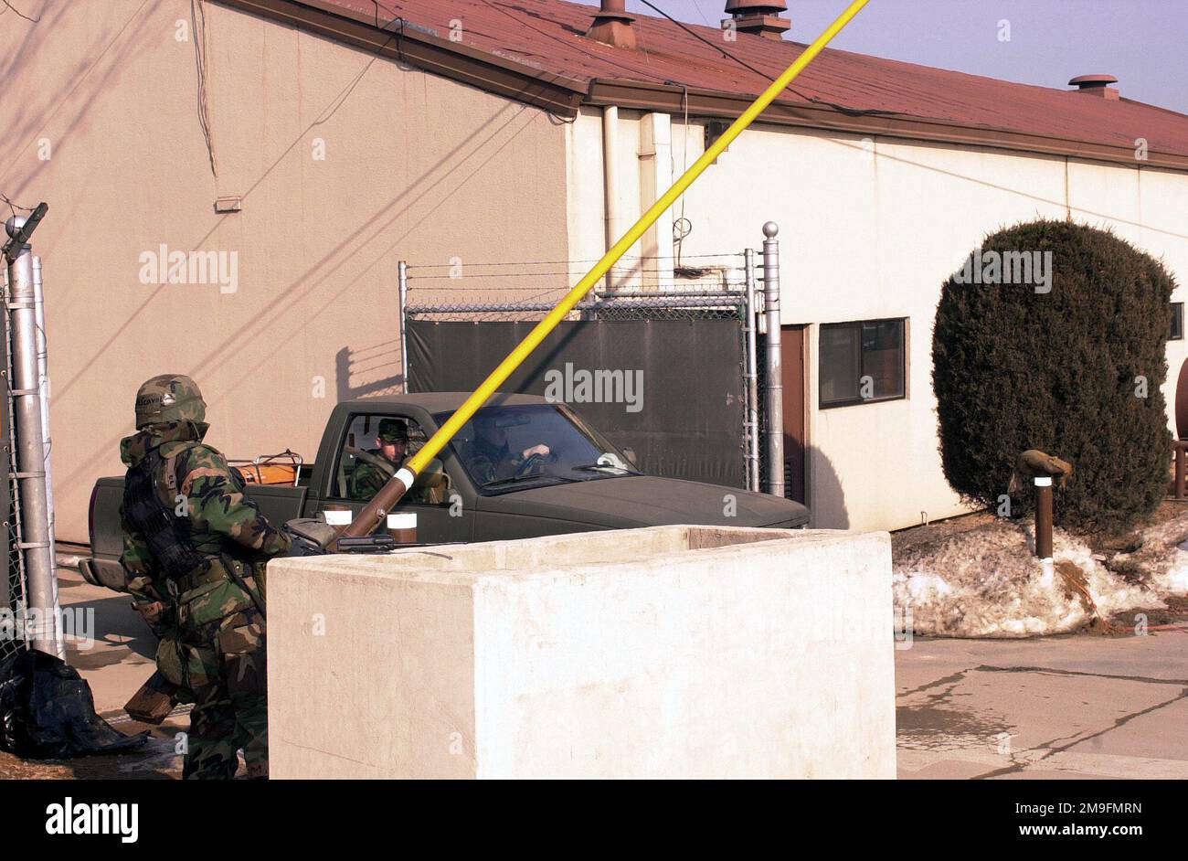 US Air Force SENIOR AIRMAN Scavola, 51. Civil Engineering Squadron, öffnet das Tor für den Verkehr am Eingang zum Gelände der Civil Engineering Squadrons während des LUFTWAFFENSTÜTZPUNKTES Osan, Republik Korea IRRE/CERE (Initial Response Readiness Exercise/Combat Employment Readiness Exercise). Basis: Osan Air Base Country: Republik Korea (KOR) Stockfoto