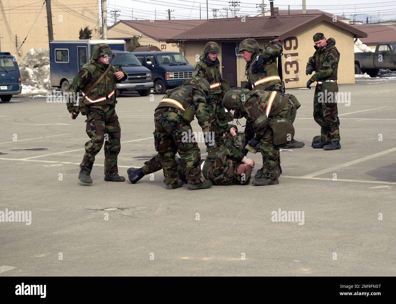 Mitglieder des Transportflugs bereiten ihre Verwundeten für den Transport nach einem Gebäudebrand während der ersten Übung zur Reaktionsbereitschaft des Luftwaffenstützpunktes Osan, Republik Korea/Kampfbereitschaft vor. Basis: Osan Air Base Country: Republik Korea (KOR) Stockfoto