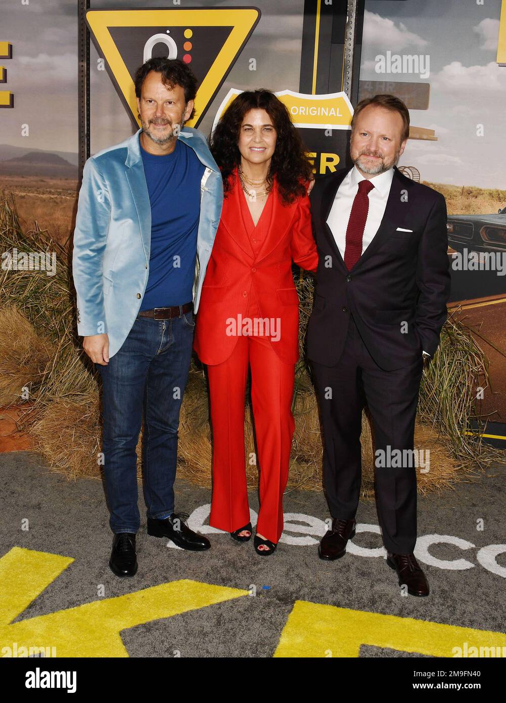 LOS ANGELES, KALIFORNIEN - 17. JANUAR: (L-R) RAM Bergman, Nena Rodrigue und Rian Johnson nehmen an der Premiere der Peacock-Originalserie in Los Angeles Teil Stockfoto