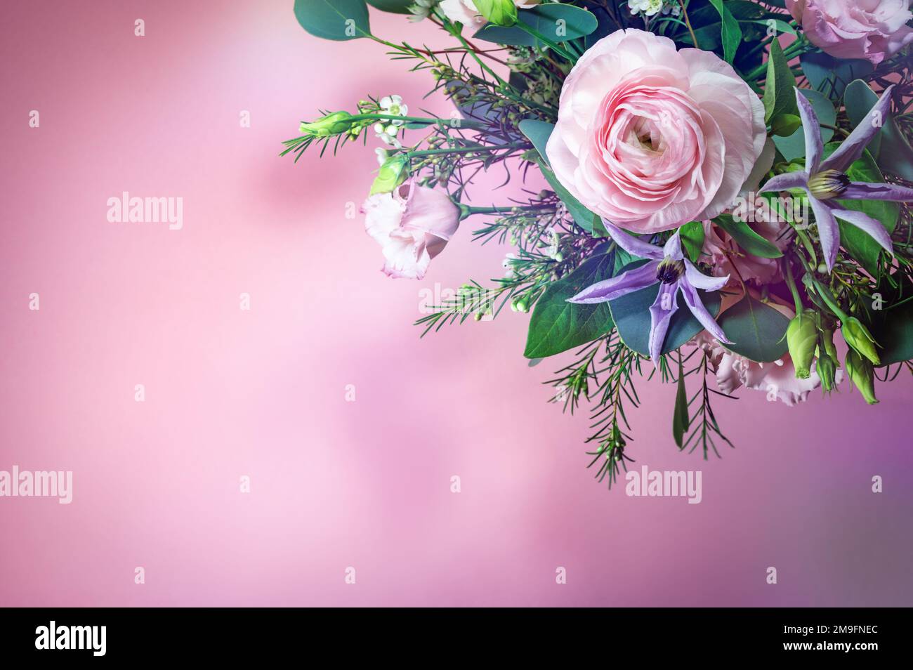 Blumenstrauß mit rosa und blauen Blumen in der Ecke auf pinkfarbenem Hintergrund, Grußkarte für Feiertage wie Valentinstag oder Muttertag, Kopierbereich, ausgewählt Stockfoto