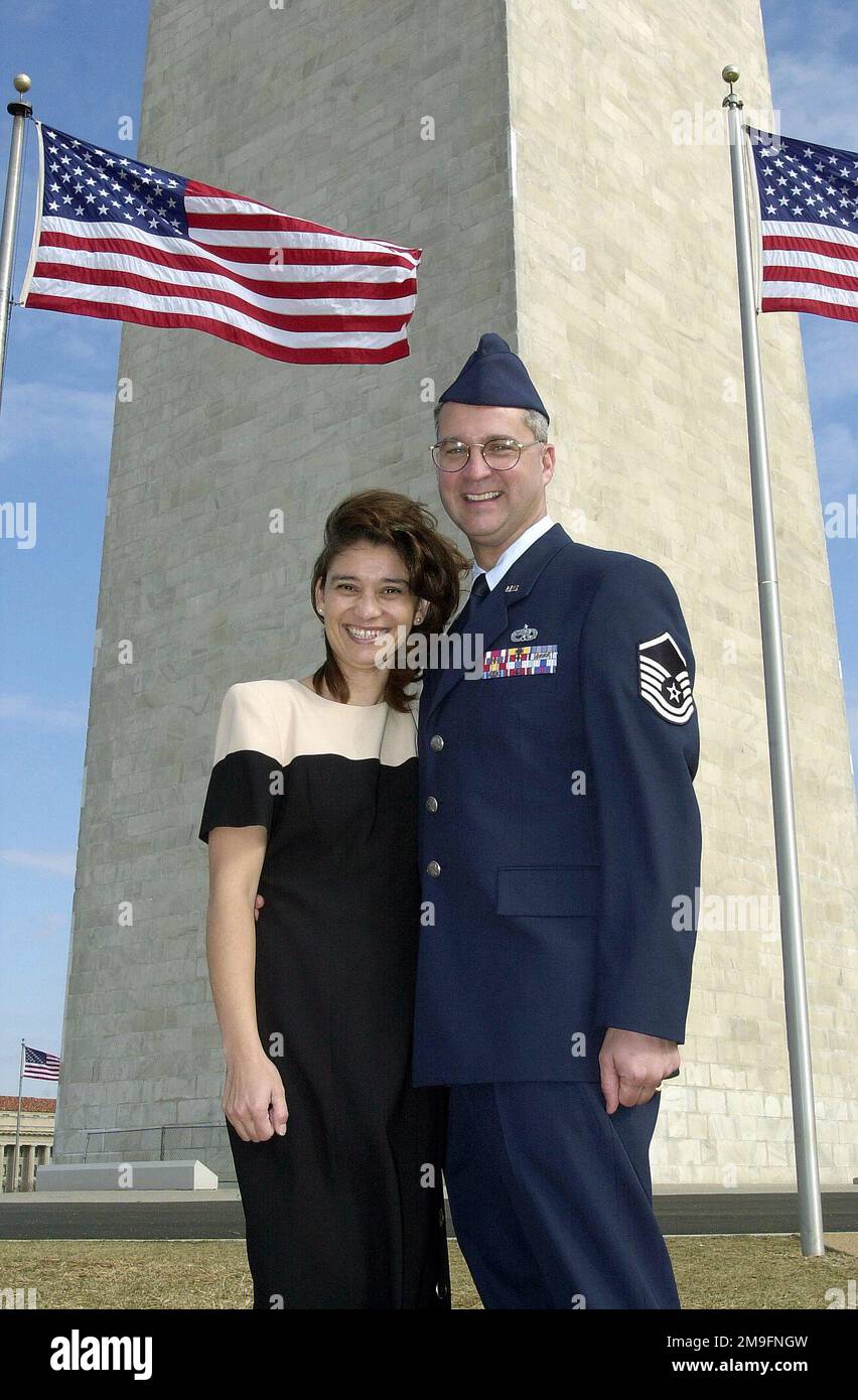 Das Washington Monument dient als Kulisse für den US Air Force MASTER Sergeant Michael A. Reed und seine Frau Penny, die vom 367. Training Support Squadron, Hill Air Force Base, Utah, als Mitglied des Einführungskomitees der Streitkräfte (AFIC) entsandt wurden. Offiziell von US Navy Reservist Lieutenant Junior Grade Lola Britton (nicht abgebildet) in Washington, D.C. wieder in die Luftwaffe aufgenommen zu werden Das 2001. Einführungskomitee der Streitkräfte (AFIC) führt eine mehr als 200 Jahre alte Tradition für die Amtseinführung des Präsidenten 54. fort, bei der der neue Oberbefehlshaber geehrt und die zivile Kontrolle über die Milien anerkannt wird Stockfoto