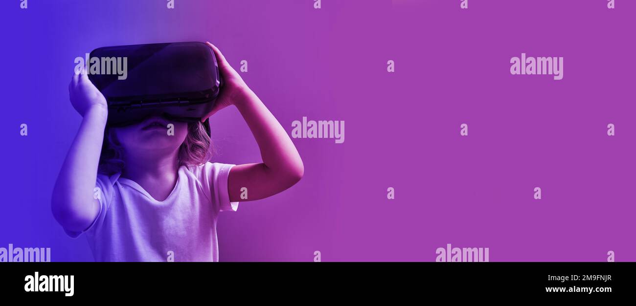 Metaverse Technology-Konzepte. hild in VR-Brille in Neonlicht. Banner farbenfroher Hintergrund mit Kopierbereich. Stockfoto