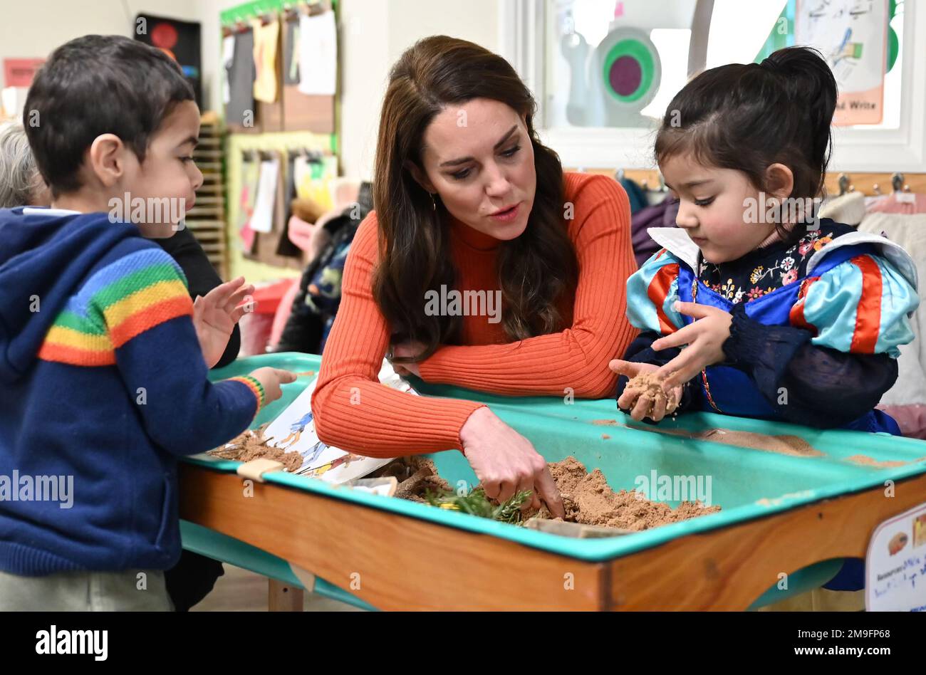 Die Prinzessin von Wales interagiert während ihres Besuchs in der Foxcubs Nursery in Luton mit Kindern, die in einem Sandkasten spielen, als Teil ihrer laufenden Arbeit, die Bedeutung der frühen Kindheit für lebenslange Ergebnisse zu erhöhen. Bilddatum: Mittwoch, 18. Januar 2023. Stockfoto