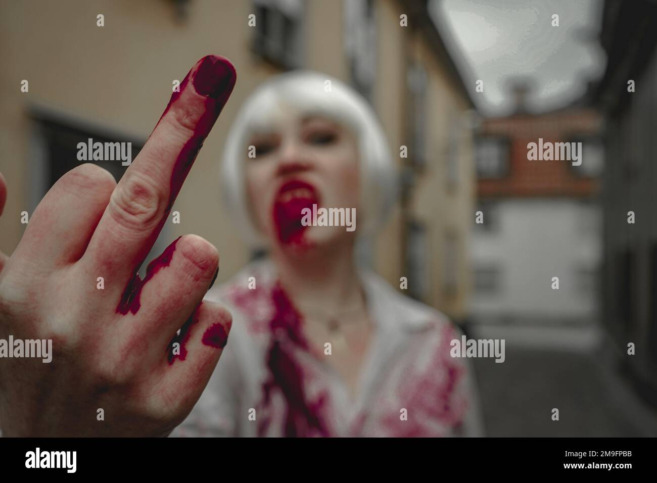 Nahaufnahme einer blutigen Frau, die sich vor der Kamera bewegt Stockfoto