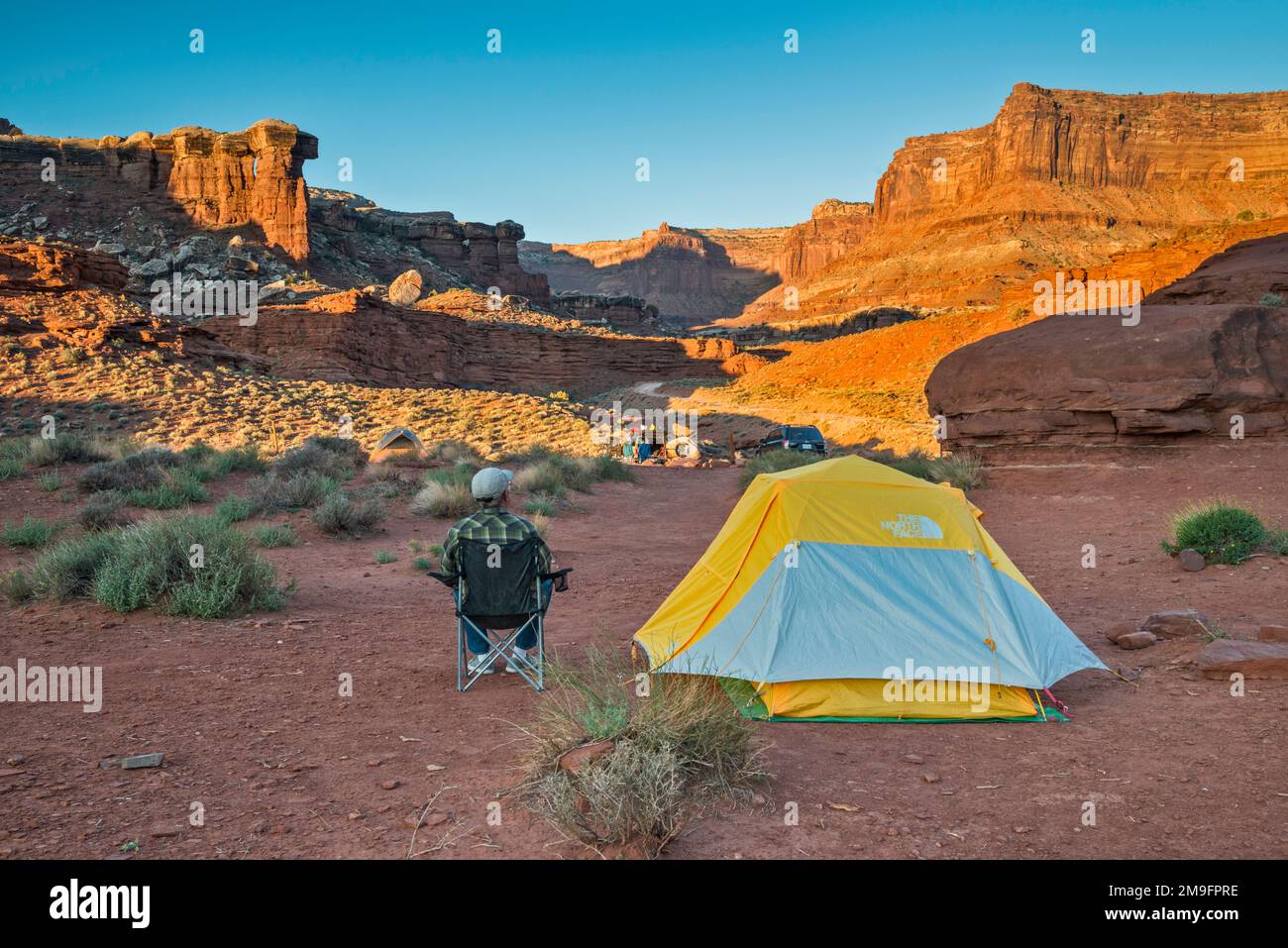 Ein Camper mit Blick auf Shafer Canyon, Shafer Campsite, Canyonlands National Park, Utah, USA Stockfoto