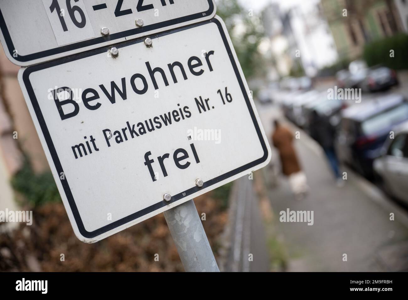 06. Januar 2023, Hessen, Frankfurt/Main: CBewohner mit Parkausweis Nr. 16 Free steht auf einem Schild in einer Zone mit Parkplätzen. Foto: Sebastian Gollnow/dpa Stockfoto