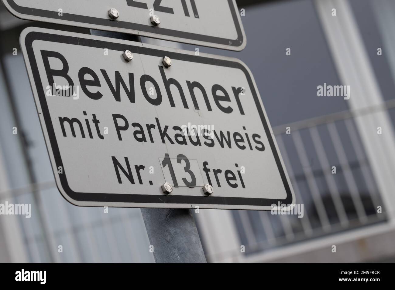 06. Januar 2023, Hessen, Frankfurt/Main: CBewohner mit Parkausweis Nr. 13 Free steht auf einem Schild in einer Zone mit Parkplätzen. Foto: Sebastian Gollnow/dpa Stockfoto