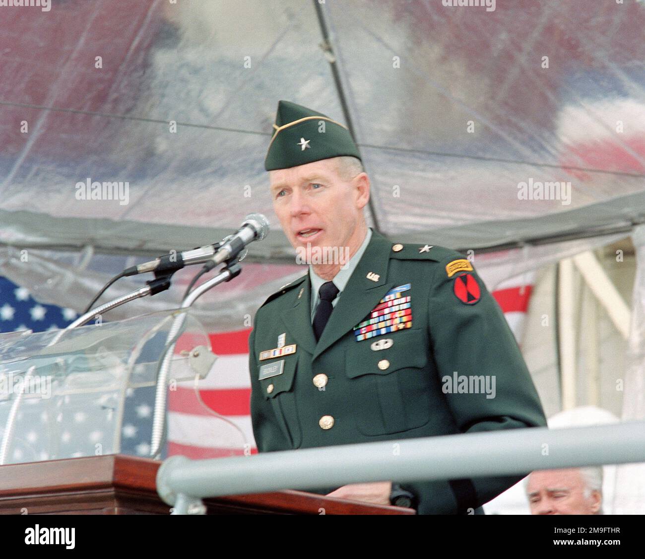 EDWARD T. Buckley Jr., General der US-Armee-Brigadegeneral, stellvertretender Befehlshaber der Abteilung 7. Infanterie-Division, spricht während der Taufe für das strategische Schwertransportschiff USNS POMEROY (T-AKR-316) des militärischen Sealift-Kommandos (MSC). Basis: San Diego Staat: Kalifornien (CA) Land: Vereinigte Staaten von Amerika (USA) Stockfoto