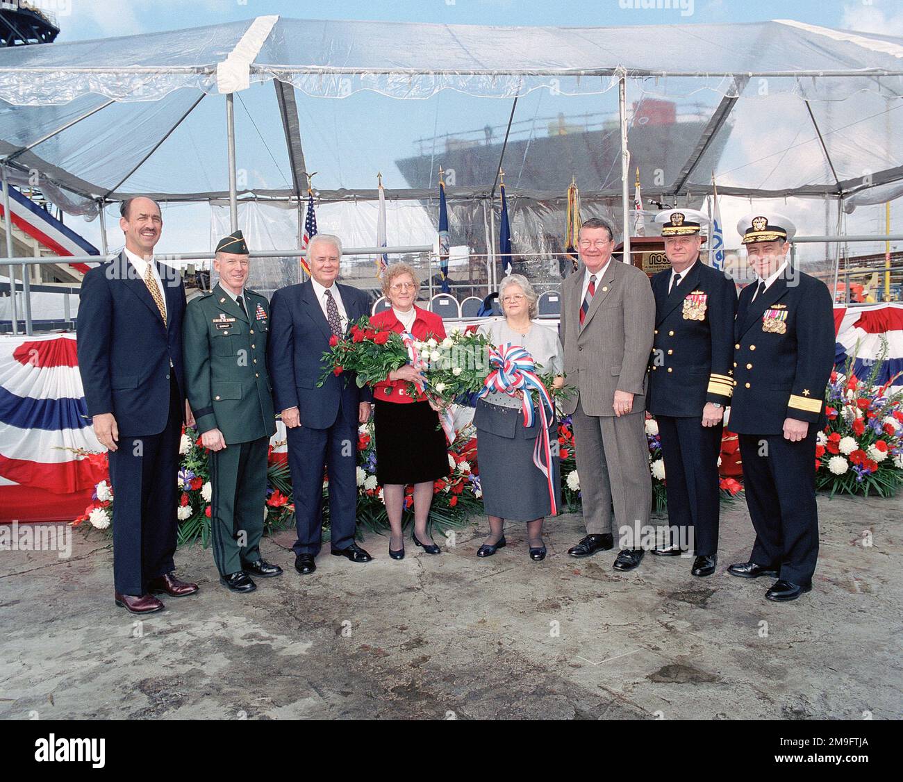 Offizielle Taufe des militärischen Sealift-Kommandos (MSC), strategisches Schwertransportschiff USNS POMEROY (T-AKR-316). Von links nach rechts: Richard H. Vortmann, Präsident, NASSCO; US Army Brigadier General Edward T. Buckley Jr., Assistant Division Commander 7. Infanterie Division; James C. Scott, MASTER of Ceremonies, Vice President, NASSCO; Frau Arlene May Pomeroy Castle, Sponsorin des Schiffes; Frau Nancy Pomeroy, Trauzeugin; Kongressabgeordneter Randy Duke Cunningham von Kalifornien, 51. Bezirk; Vizeadmiral der US-Marine Gordon S. Holder, Commander MSC; Konteradmiral Dennis G. Morral, Navy Program Executive for Exp Stockfoto