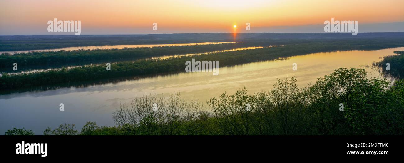 Bei Sonnenaufgang am Fluss im US-Bundesstaat Illinois Stockfoto