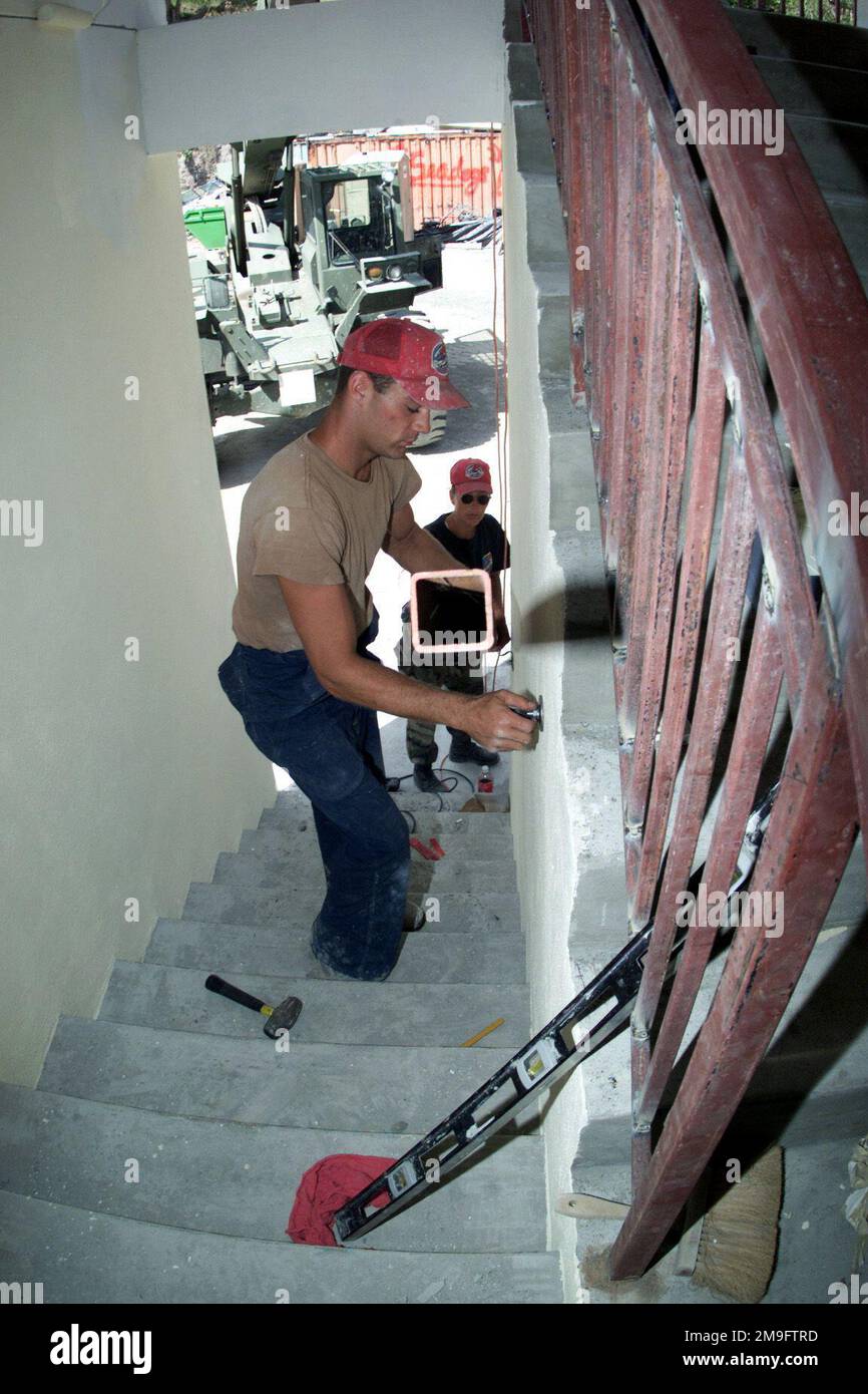 US Air Force AIRMAN Nathan Geldner (Vordergrund) und US Air Force STAFF Sergeant Brenda Policy, vom 820. Red Horse Staffel, Nellis Air Force Base, Nevada, Installieren Sie einen 2-Zoll-Schlauch für einen Handlauf in den neu errichteten Baracken, die zur Unterstützung des Betriebs NEUER HORIZONTE in Caevi, St. Lucia, gebaut werden. Etwa 100 Soldaten, Luftwaffe und Marine haben im Rahmen der New Horizons nach St. Lucia entsandt. Die Übung umfasst zwei Aufgaben: Bereitschaftstraining und humanitäre Hilfe in der Karibik und in Lateinamerika. Betrifft Operation/Serie: NEUE HORIZONTE Basis: CAS Stockfoto