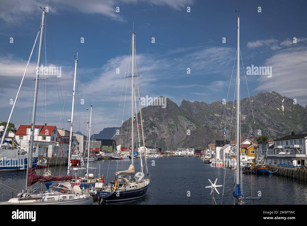 Segelboote im Hafen von Henningsvaer, Austvagoya, Lofoten, Norwegen, Stockfoto