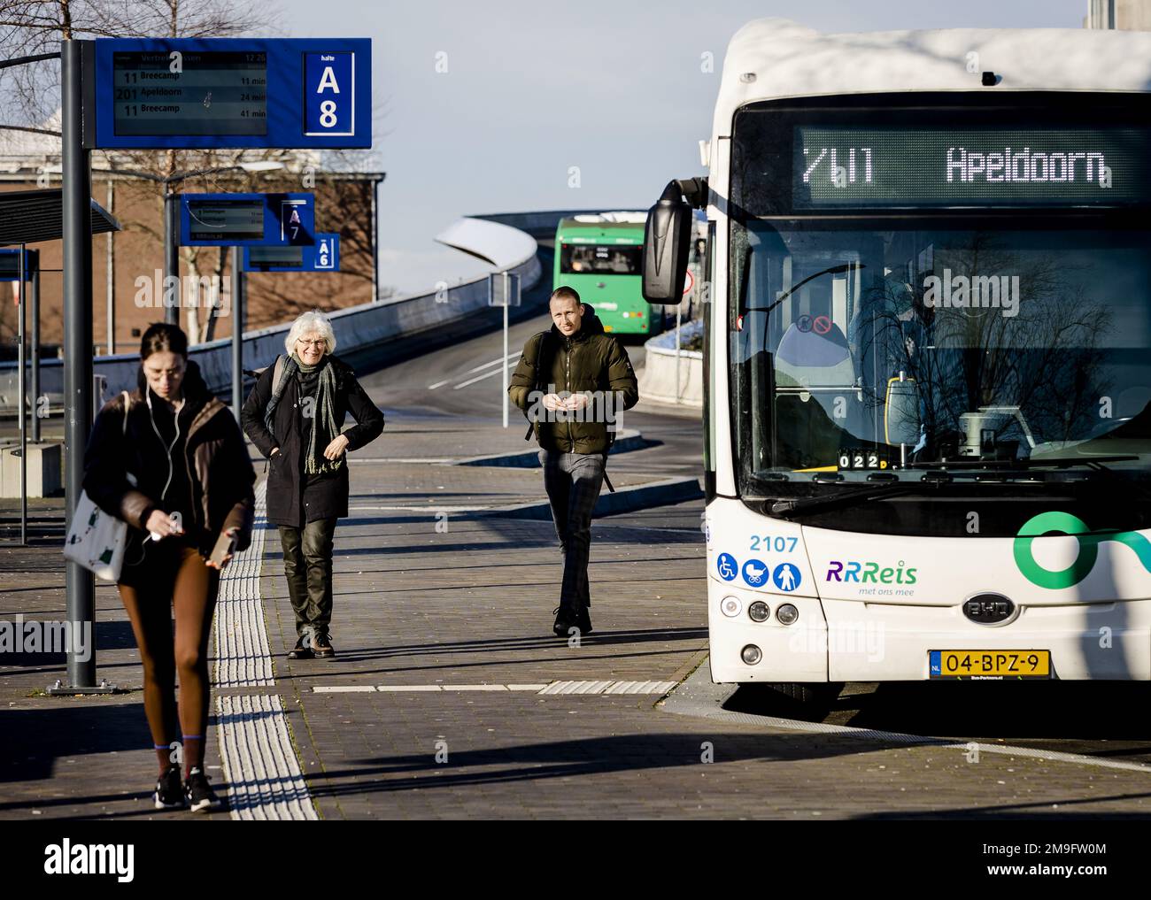 ZWOLLE - Reisende an der Bushaltestelle. Tausende von Busfahrern, Fahrern und Dirigenten im Regionalverkehr werden am Donnerstag und Freitag ihre Arbeit einstellen. Die Maßnahme schließt sich an eine Tarifvereinbarung zwischen Gewerkschaften und Arbeitgebern an. ANP SEM VAN DER WAL niederlande raus - belgien raus Stockfoto