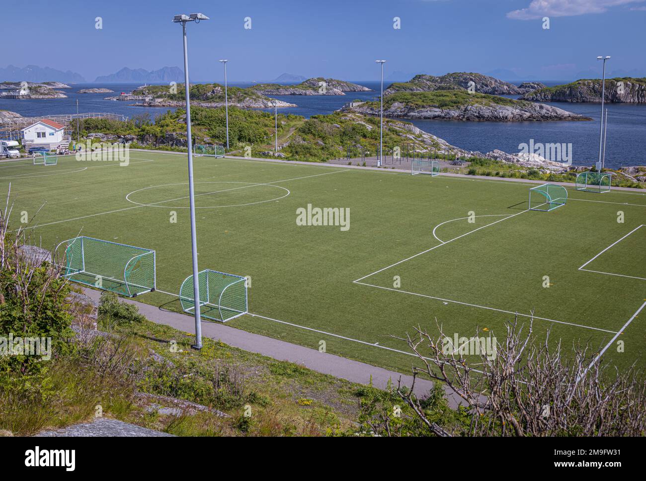 Henningsvaer-Fußballfeld, Lofoten-Inseln, Nordland, Norwegen Stockfoto