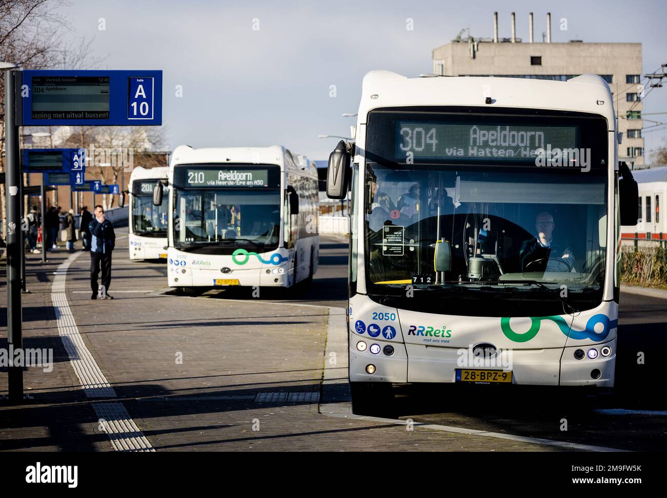 ZWOLLE - Busse vom RRReis Director auf dem Busbahnhof. Tausende von Busfahrern, Fahrern und Dirigenten im Regionalverkehr werden am Donnerstag und Freitag ihre Arbeit einstellen. Die Maßnahme schließt sich an eine Tarifvereinbarung zwischen Gewerkschaften und Arbeitgebern an. ANP SEM VAN DER WAL niederlande raus - belgien raus Stockfoto