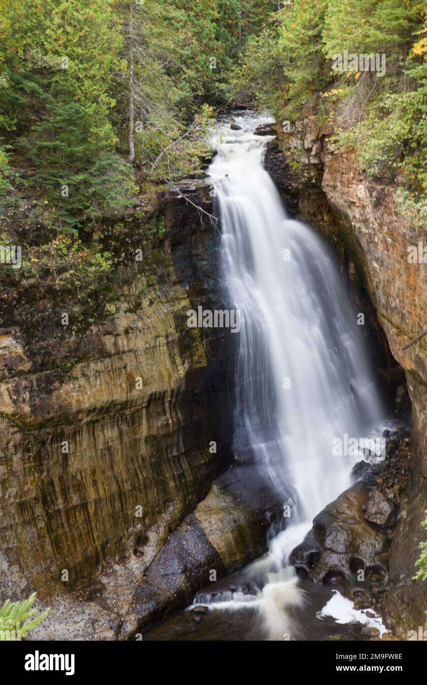 Erhöhte Aussicht auf den Wasserfall, Miners Falls, Pictured Rocks National Lakeshore, Alger County, Michigan, USA Stockfoto